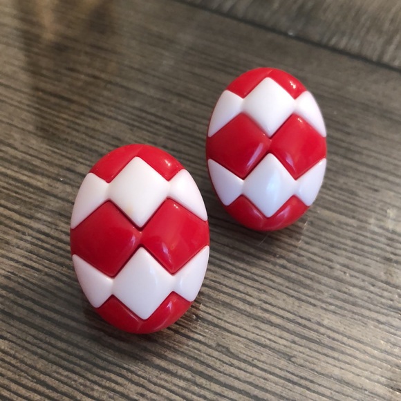Vintage Avon Acrylic Oval Red & White Check Earrings - Picture 2 of 12